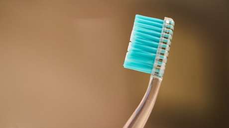 Extraen un cepillo de dientes del estómago de un hombre que se lo tragó al usarlo