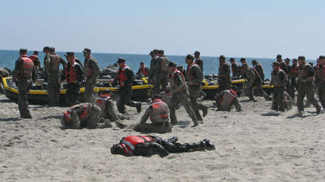 Las unidades de comando de la Marina de EE.UU. apuestan por el género neutro y cambian los términos de su código de ética