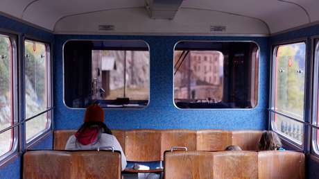 VIDEO: Motociclista se acerca a un autobús y ve una mano colgando del costado