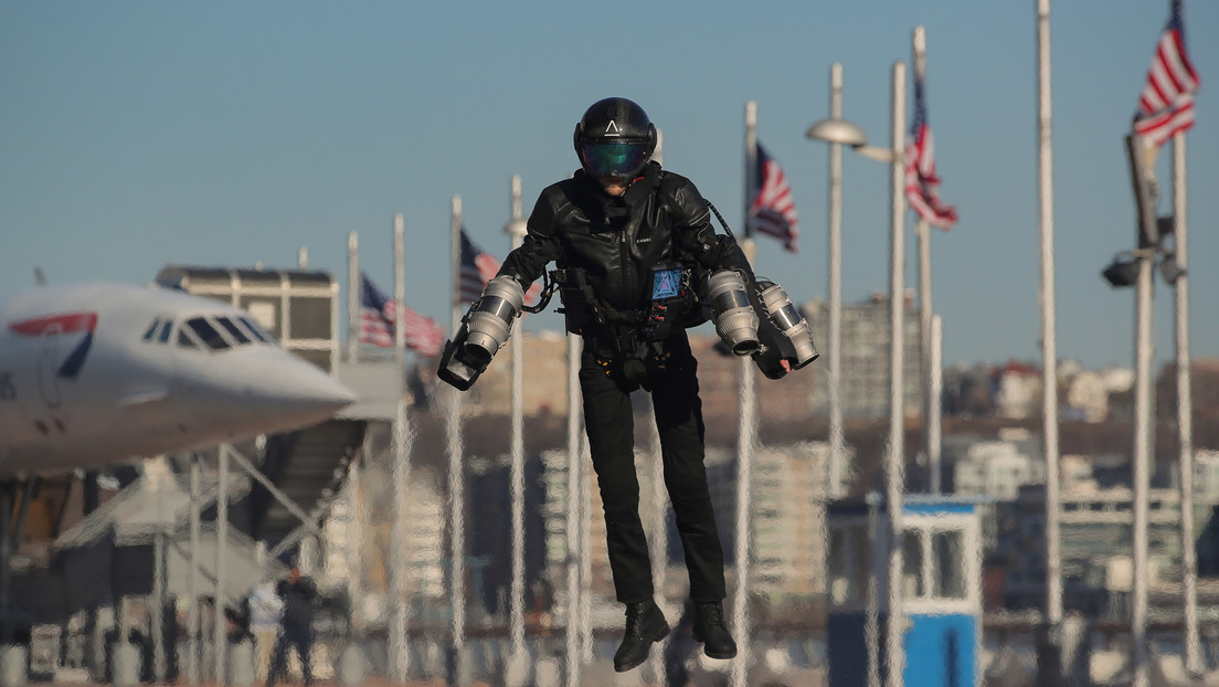 VIDEO: El 'Iron Man de la vida real' vuela para rescatar a una víctima en una prueba de su traje con propulsión 