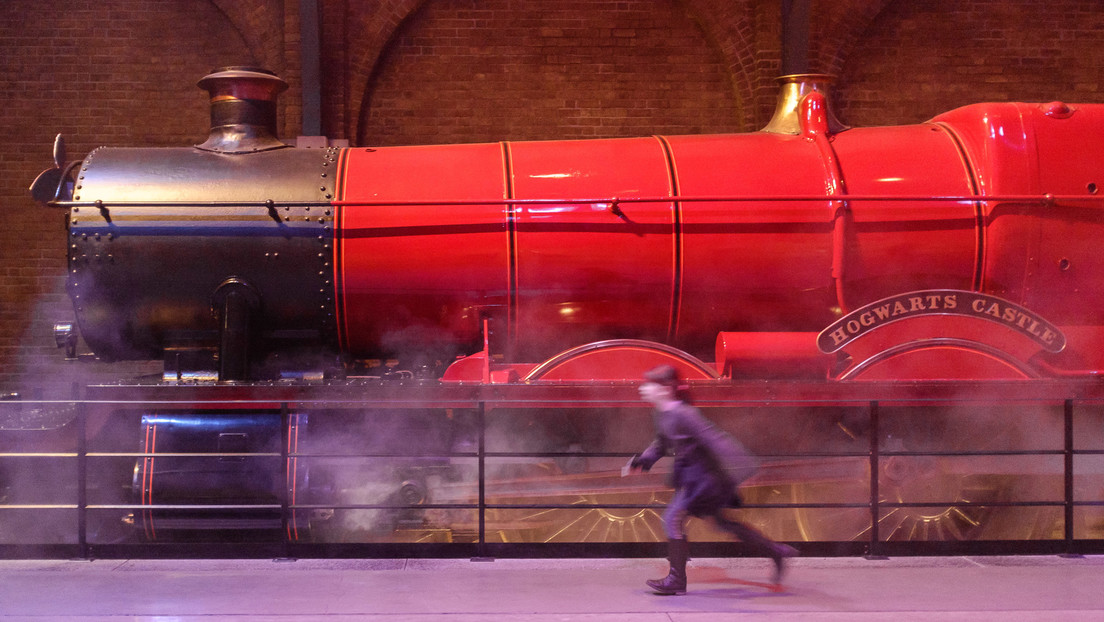VIDEO: Esperan horas para ver el 'Hogwarts Express', pero una coincidencia les juega una mala pasada
