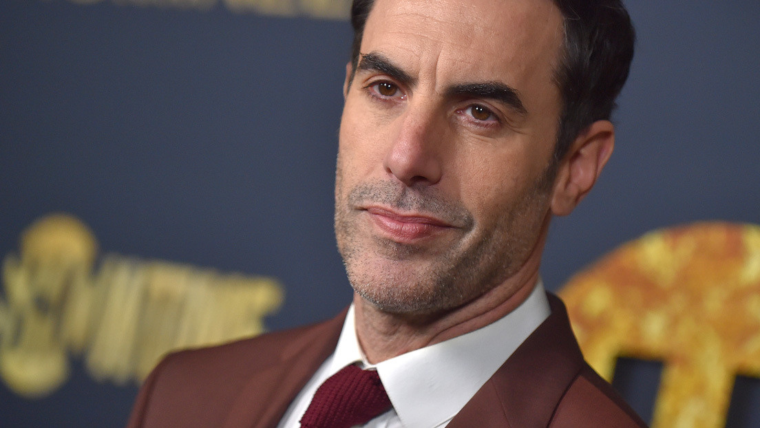 VIDEO: Sacha Baron Cohen 'mata' al coronavirus a golpes con una sartén en la secuela de 'Borat'