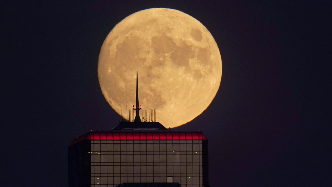 VIDEO: Micro luna llena ilumina el cielo nocturno