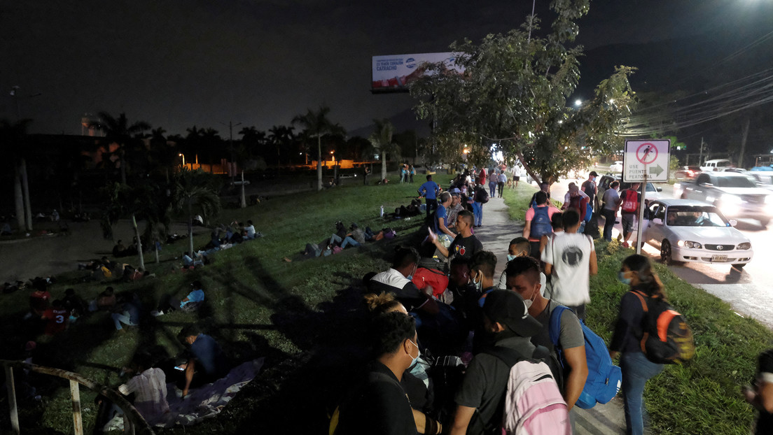 Caravana de migrantes hondureños ingresa a Guatemala en su avance hacia EE.UU.