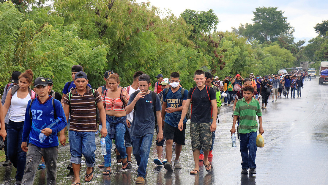 El presidente de Guatemala ordena detener a los migrantes hondureños que ingresaron al país en una caravana rumbo a EE.UU.