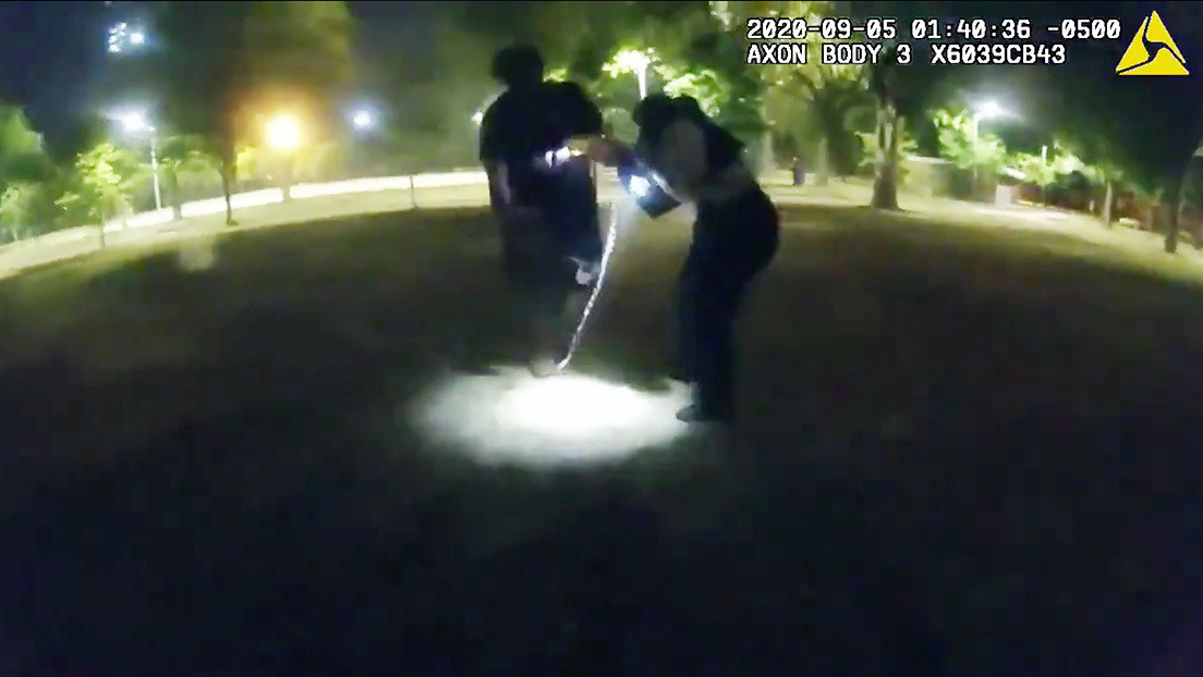 Publican un video del momento en que un agresor paralizado con una táser acuchilla a una agente en EE.UU.