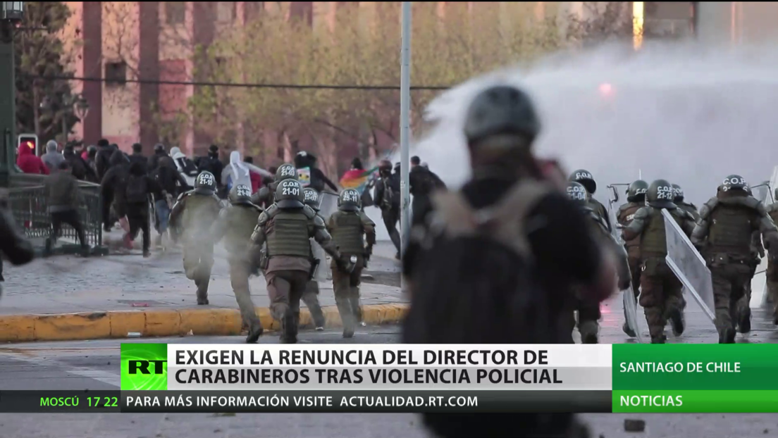 Exigen la renuncia del director de Carabineros tras la violencia policial en Santiago de Chile