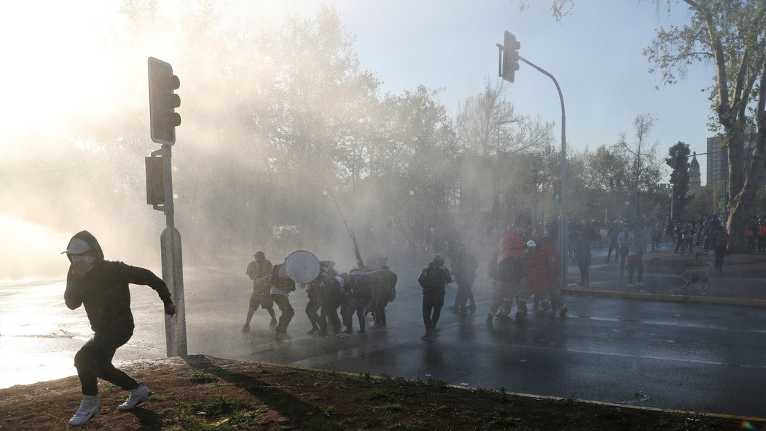 Detienen al carabinero acusado de lanzar a un joven a un río en medio de enfrentamientos en Chile