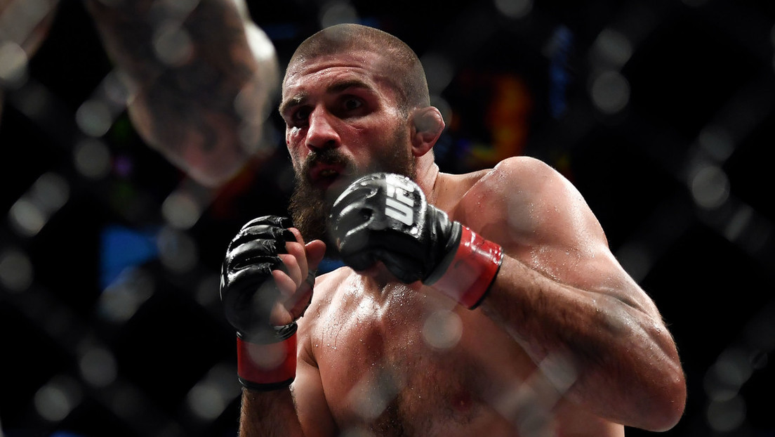 Peleador de UFC se arregla la nariz rota en plena lucha dejando boquiabierto a su rival