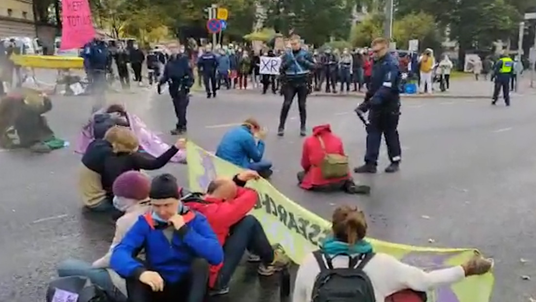VIDEO: Policías rocían con gas pimienta a ecoactivistas sentados pacíficamente en Finlandia
