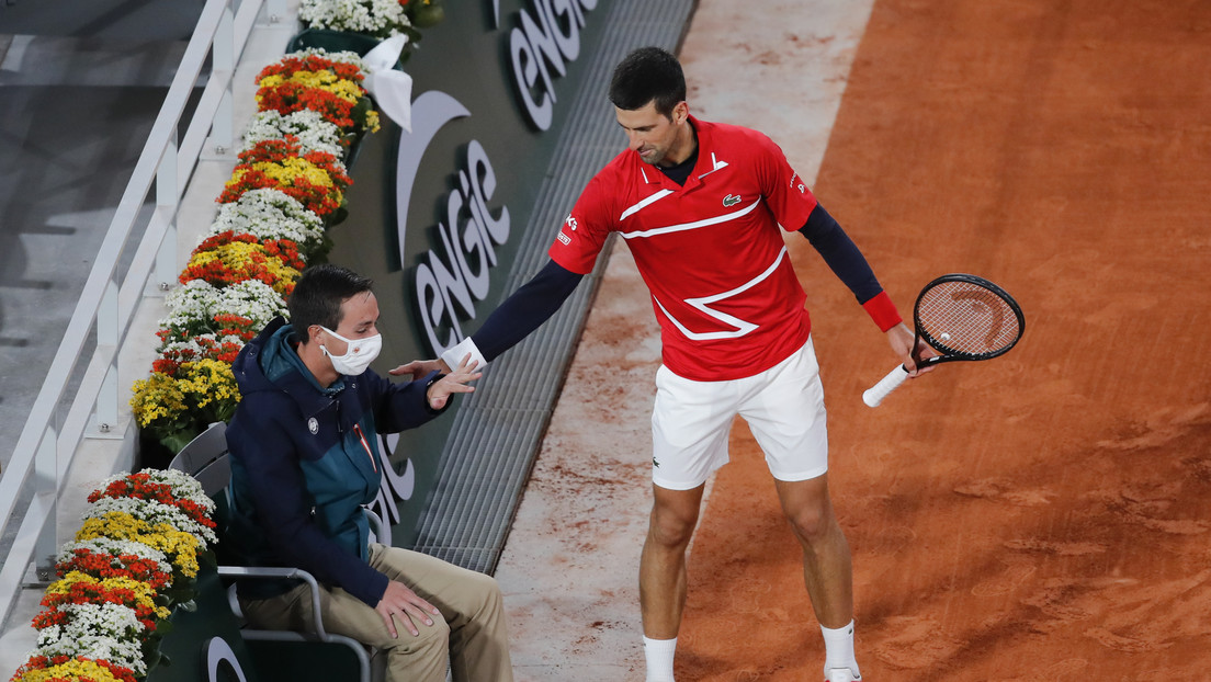 VIDEO: Novak Djokovic golpea de nuevo a un juez de línea en pleno juego, pero esta vez no es sancionado