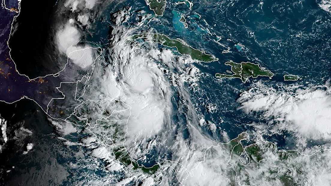 La tormenta tropical Delta se convierte en un huracán de categoría 2 y México activa la alerta amarilla