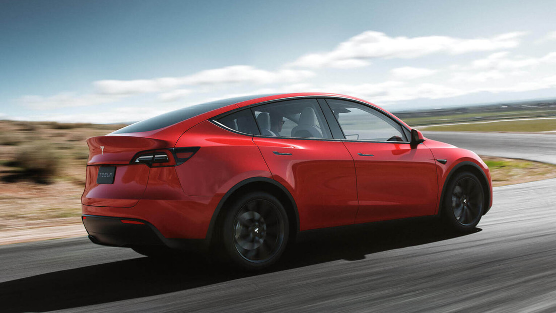 El techo de un Tesla nuevo sale volando en plena autopista nada más salir del concesionario