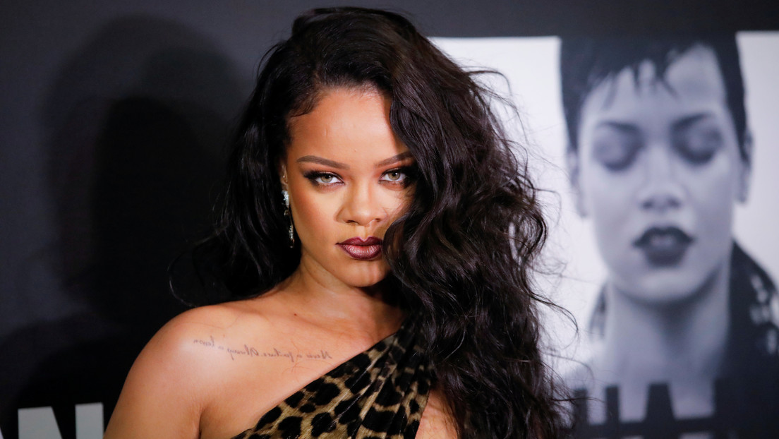 Rihanna usa una canción que incluía textos islámicos en su desfile de lencería y se ve obligada a disculparse