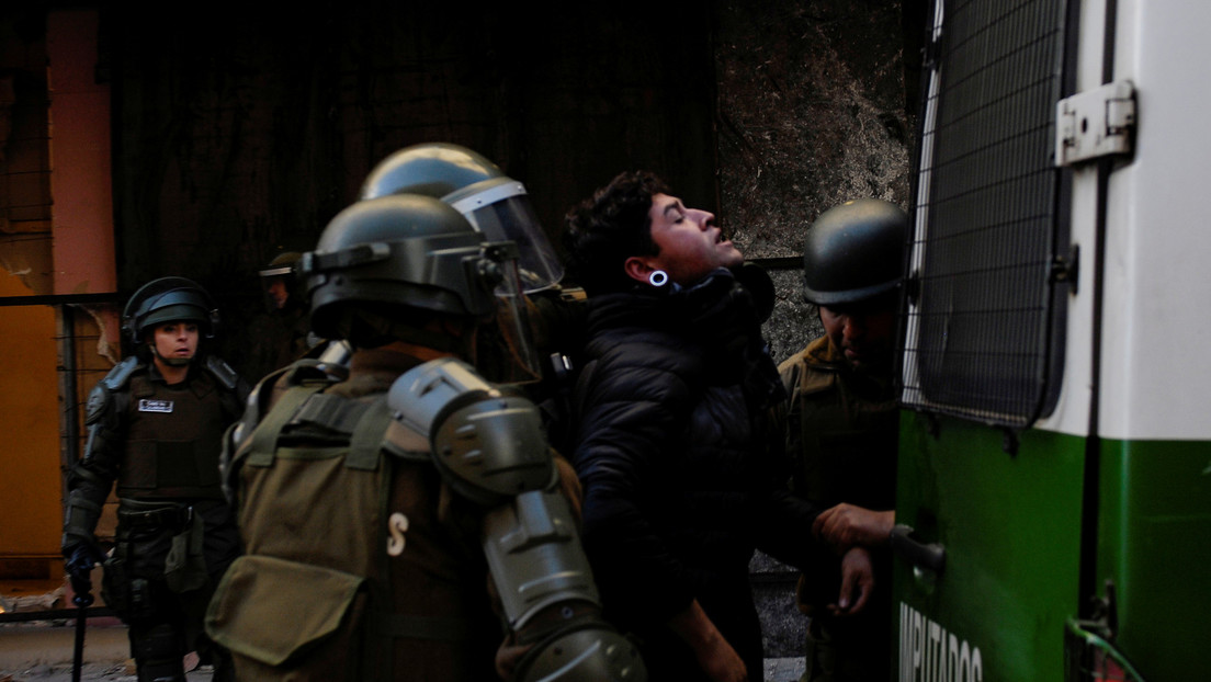 Fiscalía chilena anuncia la detención de tres carabineros por cargos de tortura durante las protestas sociales de 2019