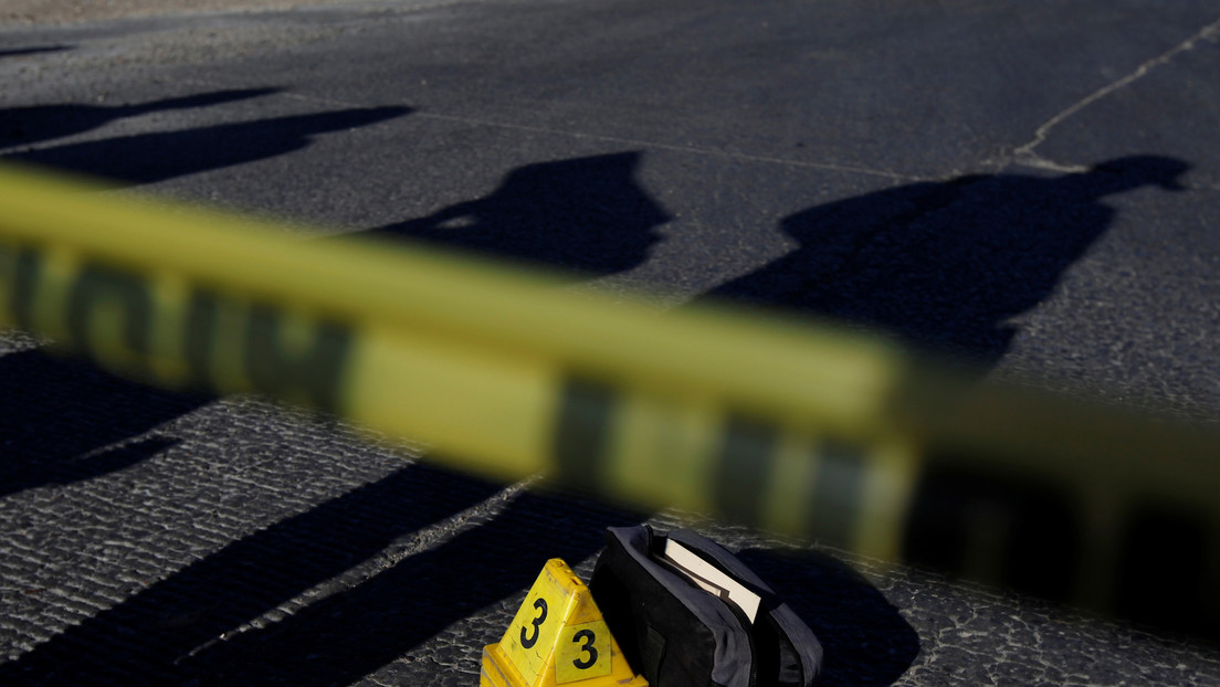 Hallan cinco cuerpos calcinados dentro de una camioneta a las orillas de una carretera en México
