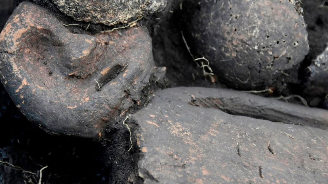 FOTOS: Hallan en Siberia una estatuilla tatuada y decapitada en una fosa común de dos niveles de hace 5.000 años