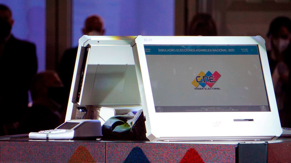CNE de Venezuela presenta las nuevas máquinas de votación automatizada para las elecciones legislativas del 6-D