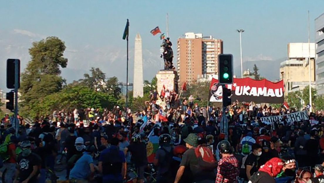 Choques con Carabineros y tensión en las calles de Chile en el tercer viernes consecutivo de protestas y a días del referéndum constitucional