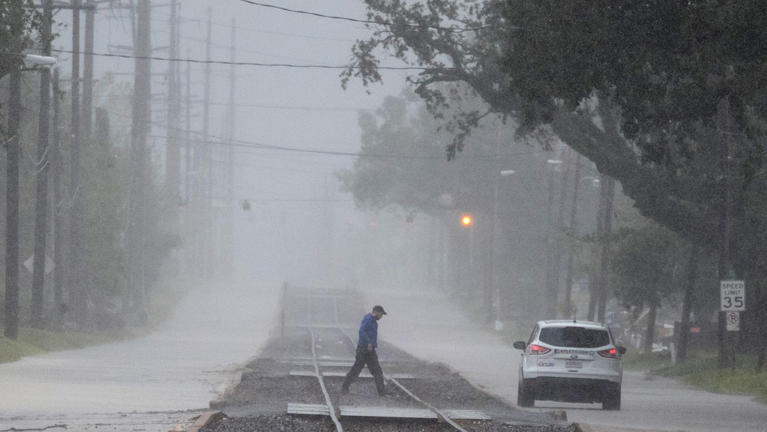 El huracán Delta toca tierra en Luisiana con fuertes vientos y "una marejada ciclónica potencialmente mortal"