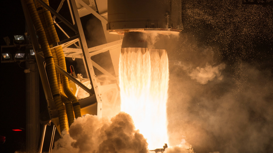 FOTOS: Capturan increíbles imágenes del momento exacto en el que un cohete pasa frente a la luna llena segundos después de su lanzamiento