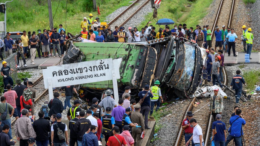 Colisión entre un tren y un autobús deja 18 muertos y 44 heridos en Tailandia (VIDEO)