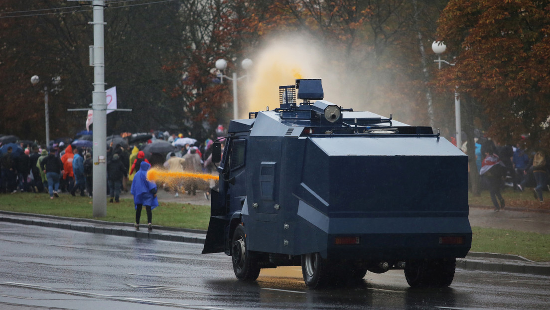 VIDEO: Las fuerzas del orden dispersan con cañones de agua una manifestación opositora en Minsk