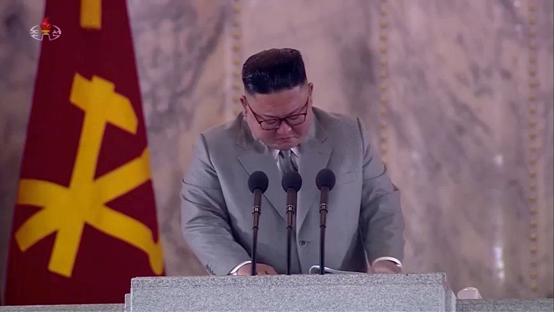 VIDEO: Kim Jong-un deja escapar unas lágrimas durante un discurso en un desfile militar y se disculpa por el nivel de vida en el país
