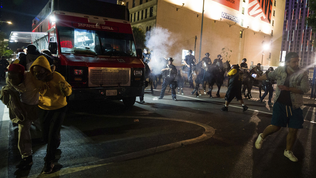 VIDEO: Policía usa gases lacrimógenos para dispersar a los fans que celebraban el triunfo de Los Ángeles Lakers