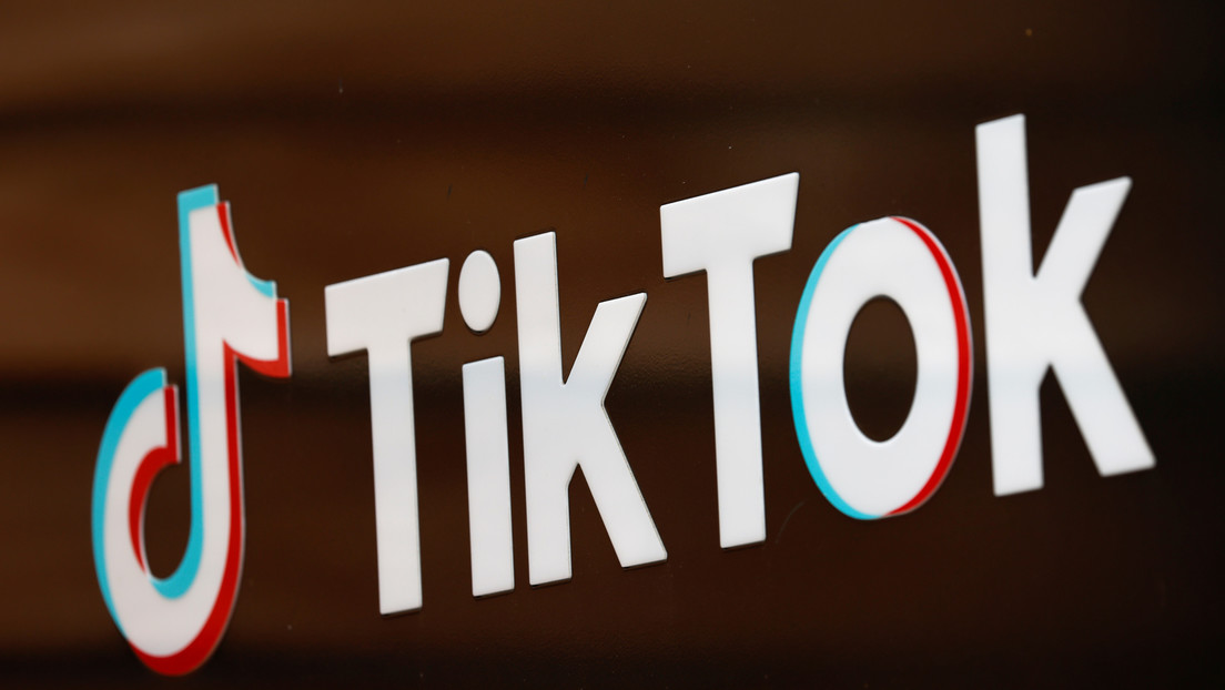 Trabajador graba un video en patineta con un jugo y causa furor en TikTok (incluso devuelve la popularidad a un grupo de los 70)