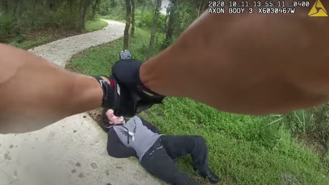 VIDEO: Un policía es apuñalado en el cuello mientras intenta detener a un joven en EE.UU.