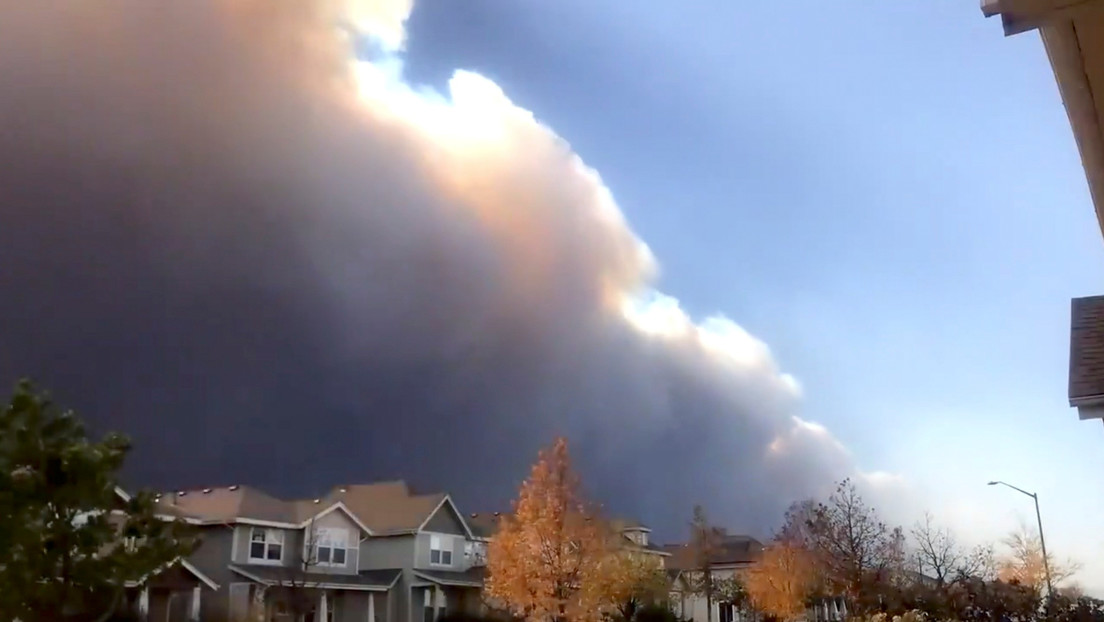 VIDEO: Un dron capta una gigantesca pared de humo durante el mayor incendio forestal en la historia de Colorado