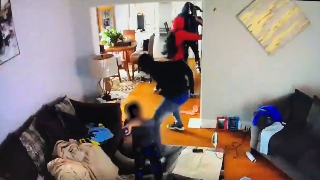 VIDEO: Un niño de 5 años lanza juguetes y empuja a ladrones armados que robaban en su casa para defender a su madre