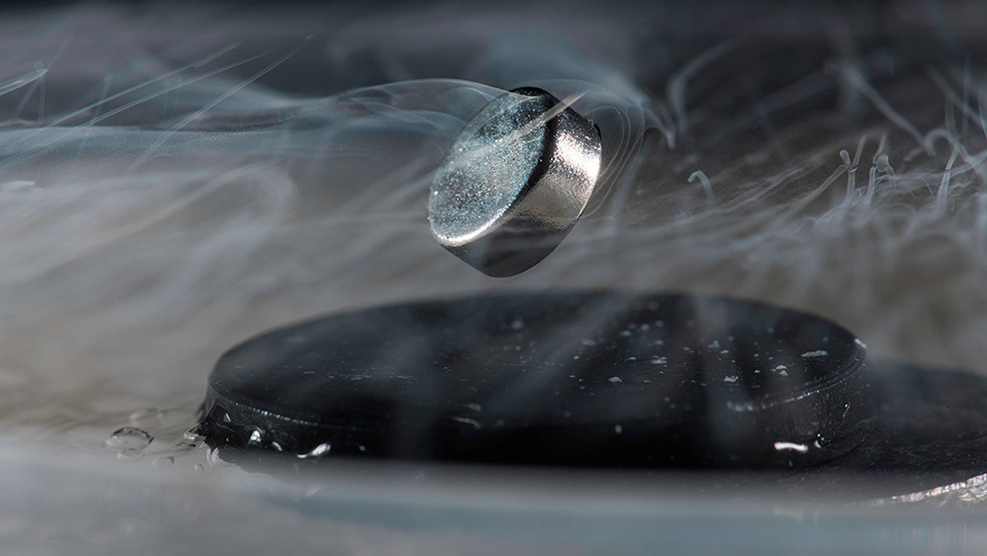"Es el santo grial": Científicos crean un primer material superconductor de electricidad a temperatura ambiente