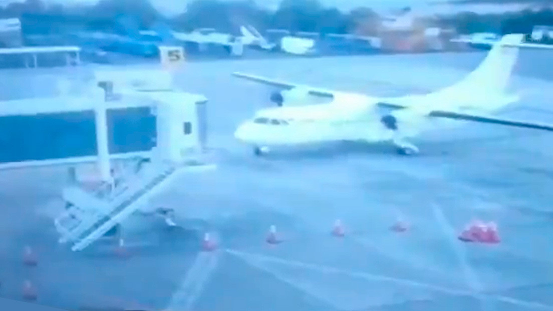 Video: Un avión choca contra un puente de embarque en un aeropuerto colombiano
