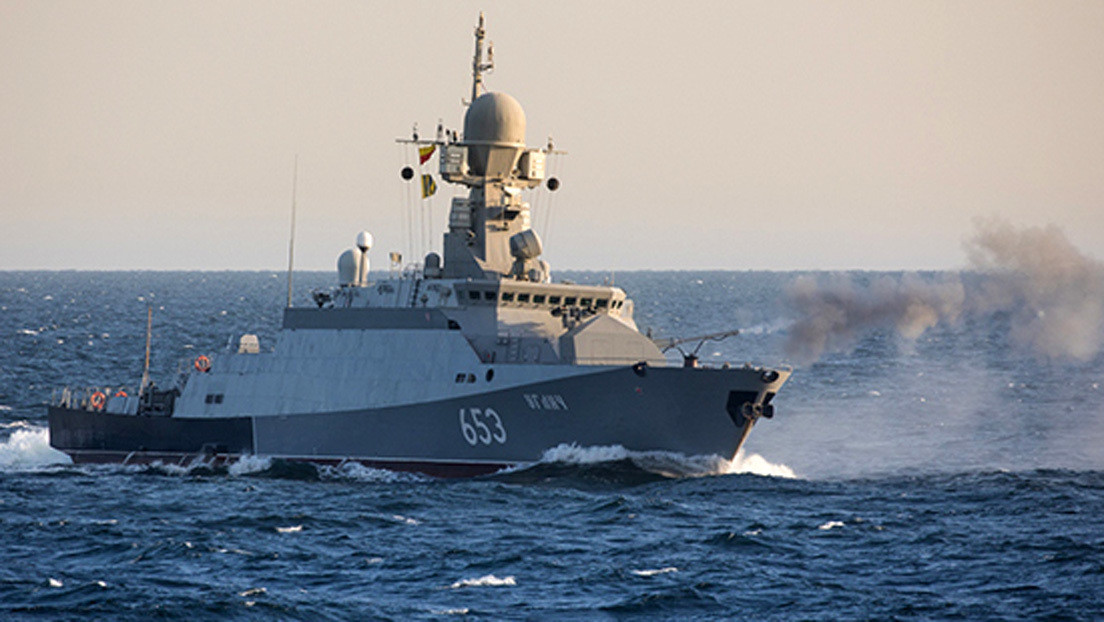 Los buques de guerra de la Flotilla del Caspio rusa practican la destrucción de drones enemigos