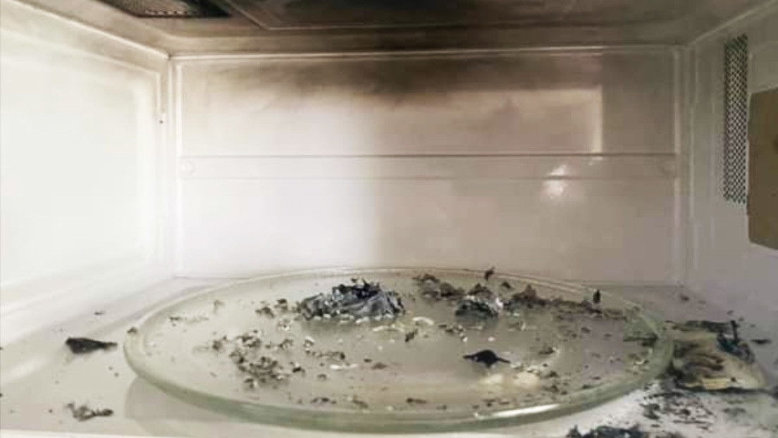 FOTOS: Pone un sándwich envuelto en papel de aluminio en el microondas y tras quemar el aparato exige una indemnización