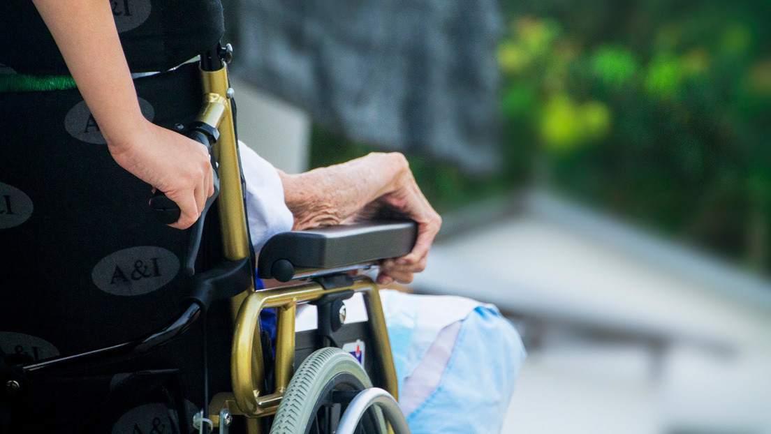 Una mujer lleva a un muerto en silla de ruedas hasta un banco para hacerle pasar por vivo y cobrar su pensión