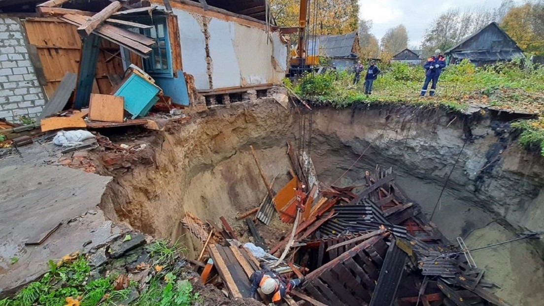 VIDEO, FOTOS: Una casa se hunde bajo tierra en una aldea rusa y una mujer resulta enterrada viva