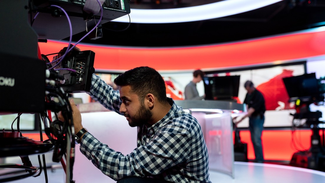 Presentadora de televisión británica sale al aire 'sin piernas' (VIDEO)