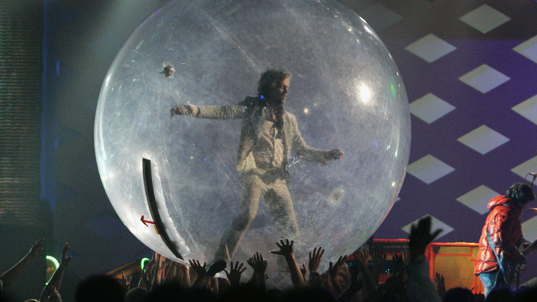 La banda de rock The Flaming Lips usa burbujas gigantes para imponer el distanciamiento social en un concierto