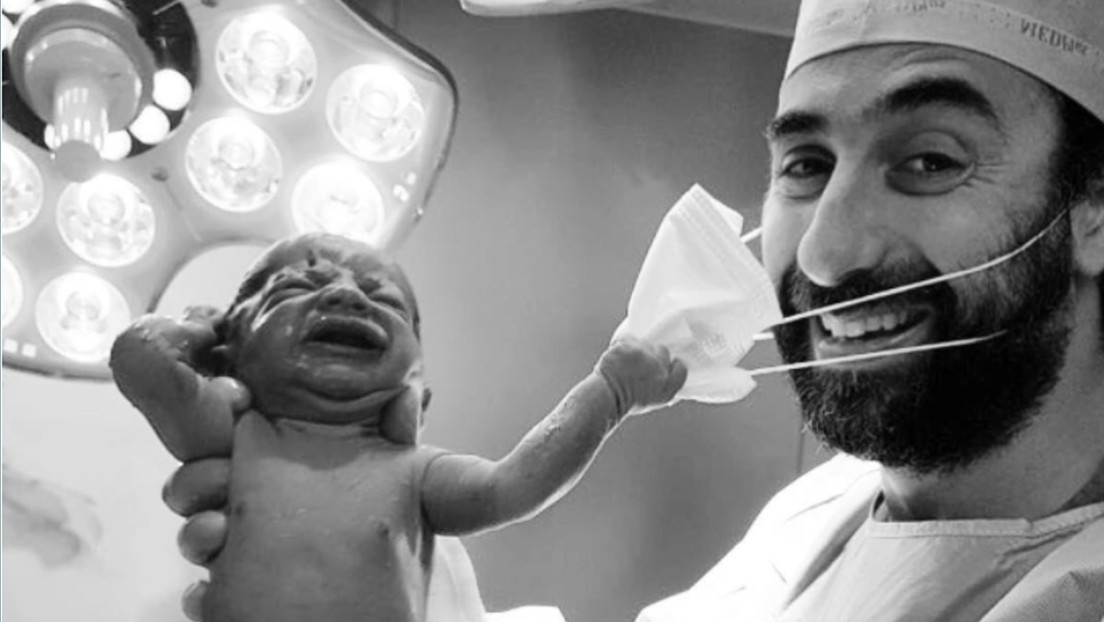 Un bebé recién nacido le quita la mascarilla a un médico y la imagen se hace viral en las redes
