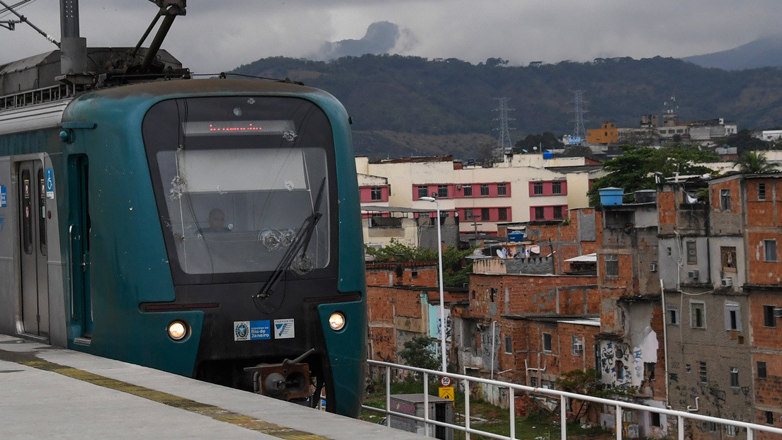 Al menos 10 bandidos armados secuestran un tren en Río de Janeiro para escapar de una operación policial contra el narcotráfico