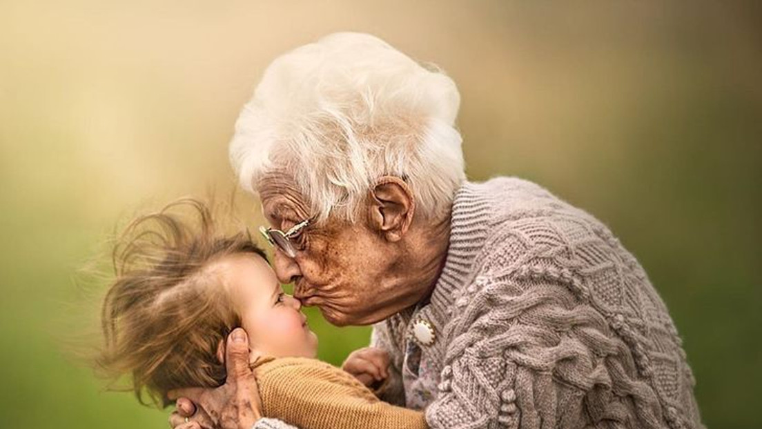 "Siempre pensamos que los padres son invencibles": fotógrafa inmortaliza a nietos con sus abuelos por un triste motivo (IMÁGENES)