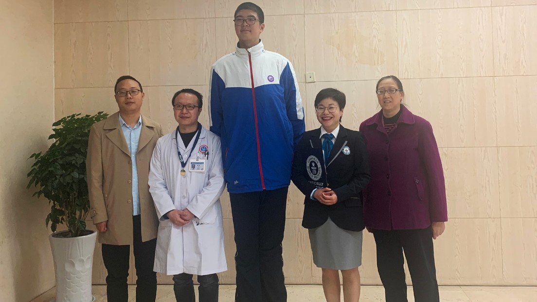 Estudiante chino de 14 años busca lograr un récord Guinness por sus 221 cm de estatura