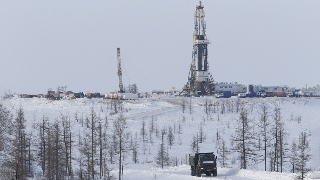 VIDEO: Una avería en una tubería de petróleo provoca una 'fuente negra' de más de 10 metros de altura en Siberia