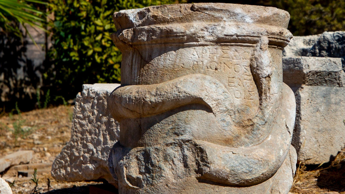 Encuentran en Turquía un altar de 2.000 años al que enrolla una serpiente de piedra