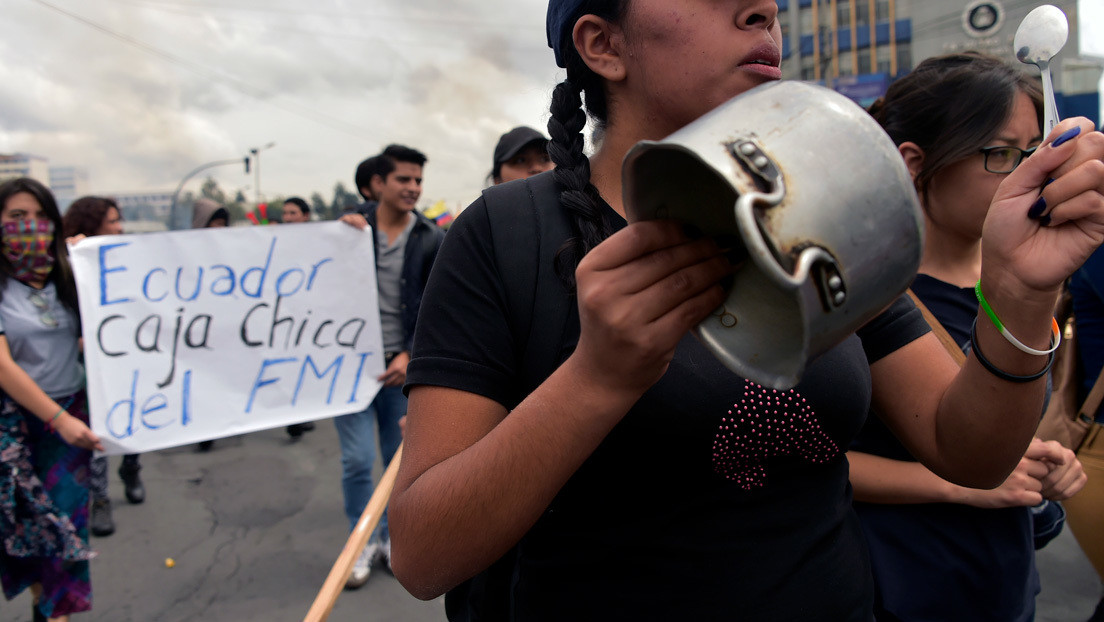 Policía ecuatoriana dispersa a los cientos de manifestantes que protestan contra el nuevo acuerdo del Gobierno con el FMI