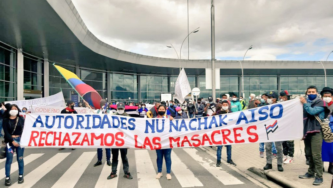 VIDEO: Indígenas colombianos hacen una toma pacífica en el aeropuerto de Bogotá para exigir el cese de los asesinatos en sus territorios