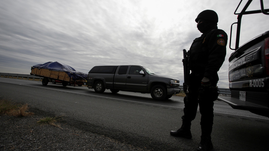 Pasajeros de un autobús en México despojan a ladrones de sus armas, los matan y los tiran en una autopista